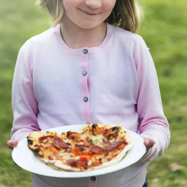Девушка держит тарелку с пиццей — стоковое фото