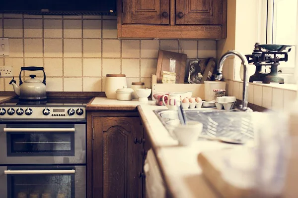 Waterkoker voor thee in keuken — Stockfoto