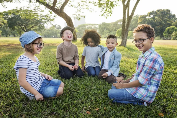 Niños alegres jugando en el parque — Foto de Stock