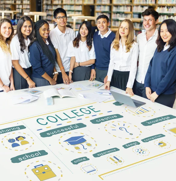 Diversiteit studenten samen leren — Stockfoto
