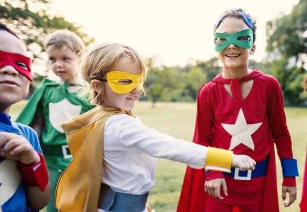 Süper kahramanlar neşeli çocuklar eğlenin — Stok fotoğraf