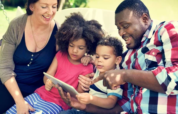 Familie nutzt gemeinsam digitales Tablet — Stockfoto