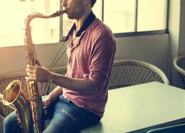 Музыкант играет на саксофоне — стоковое фото