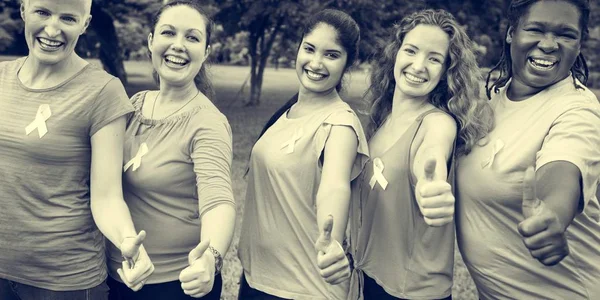 Mulheres apoiam câncer de mama — Fotografia de Stock