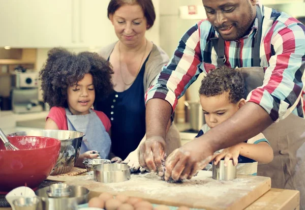 Familie kocht zusammen — Stockfoto