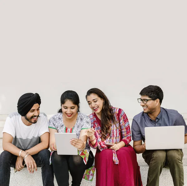 Estudantes indianos com gadgets digitais — Fotografia de Stock