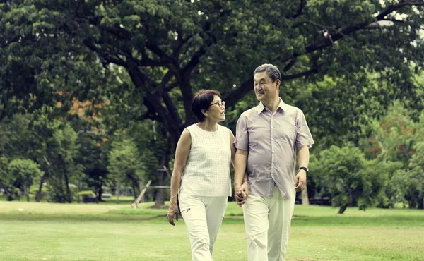 Paar verbringt Zeit im Park — Stockfoto