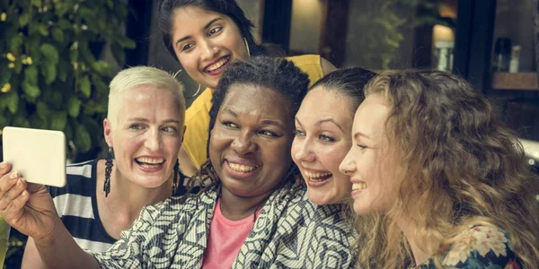 Donne che si fotografano — Foto Stock