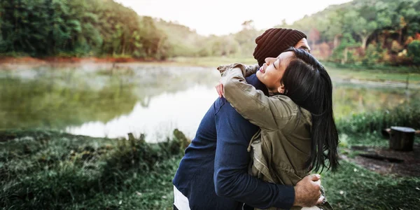 Casal jovem de viajantes — Fotografia de Stock