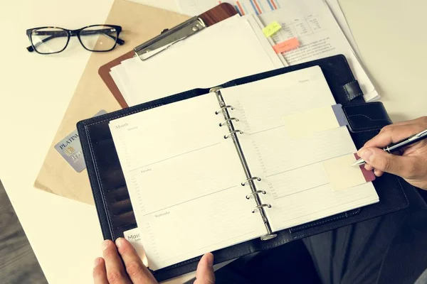 Hombre de negocios escribiendo en cuaderno — Foto de Stock