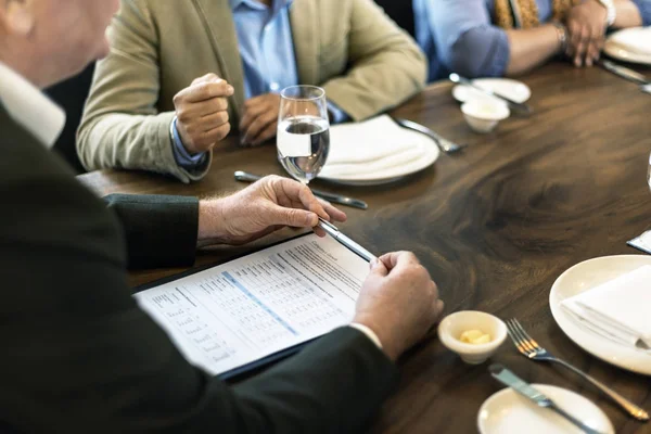 Gente de negocios en reunión corporativa —  Fotos de Stock