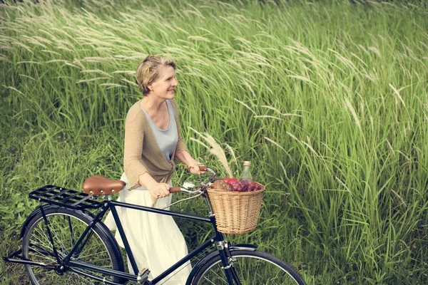 Kobieta w średnim wieku z rowerem — Zdjęcie stockowe