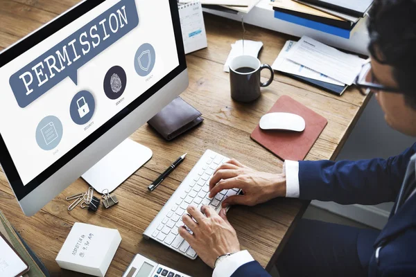 Empresário usando o computador no escritório — Fotografia de Stock