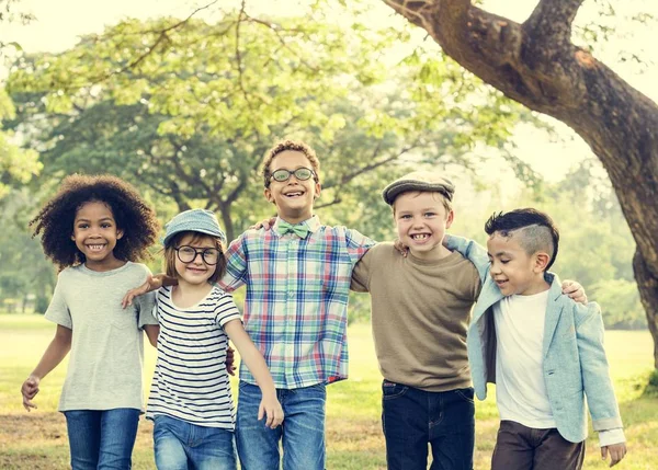 Fröhliche Kinder spielen im Park — Stockfoto