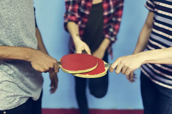 Freunde halten Tischtennisschläger in der Hand — Stockfoto