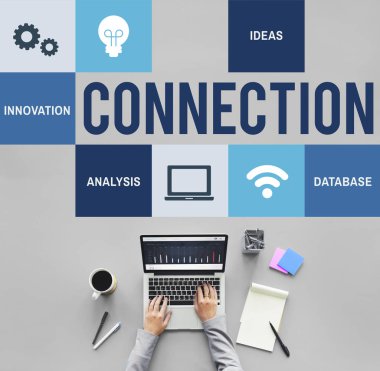 laptop ile çalışan kişi 