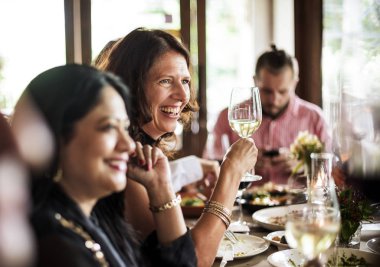 neşeli insanlar şarap içme