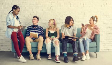 Dijital cihazlar kullanan öğrenciler