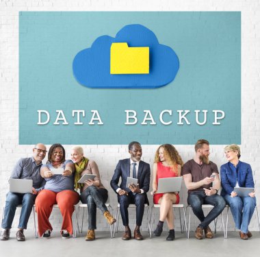 Dijital aygıtlar kullanan insanlar 