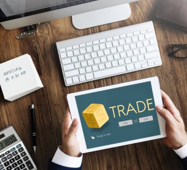 Dijital tablet kullanan işadamı