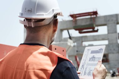 İnşaat işçisi ile mimari planı