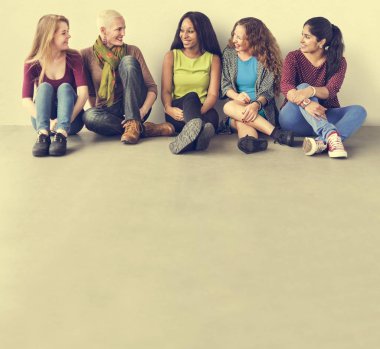 çeşitlilik gülümseyen kadın