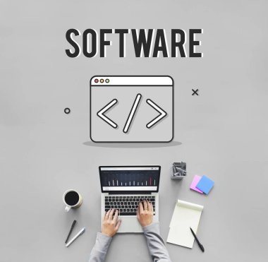 laptop ile çalışan kişi 