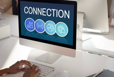 kişi bilgisayar ile çalışma