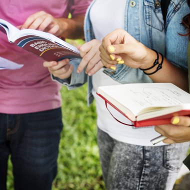 Öğrenciler kitap okuyor