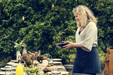 Akşam yemeği için tablo hazırlama kadın