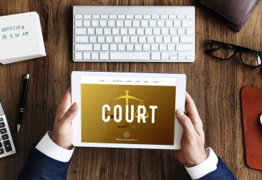 Dijital tablet kullanan işadamı