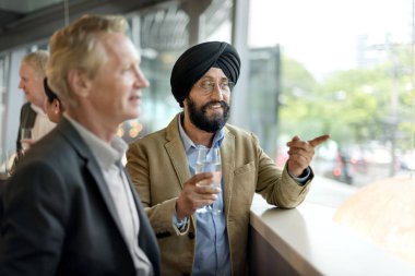 İş adamları tartışmak ve konuşmaya balkon