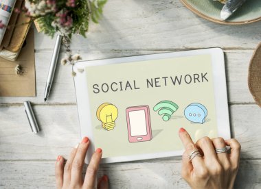 dijital tablet kullanan kadın