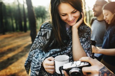 Fotoğraflar üzerinde kamera bakan kişiler  