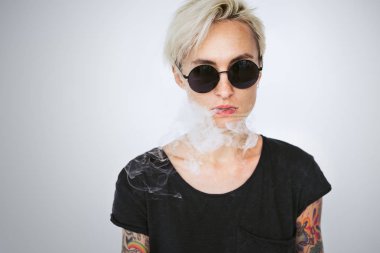 Studio poz dövmeli kadın