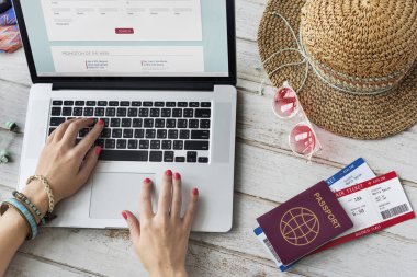 Dizüstü bilgisayar kullanan kadın