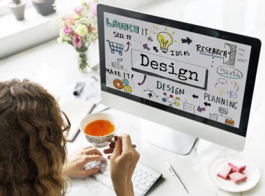 Bilgisayarda Çalışan Kadın