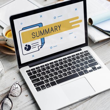 çalışma alanı tablo üstünde laptop