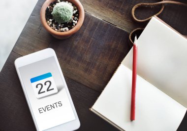 cep telefonu ahşap masada.