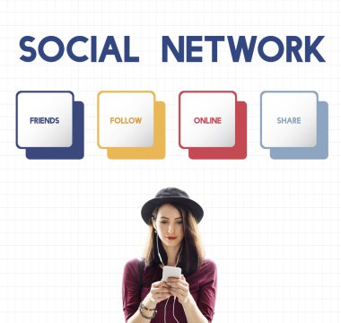 Akıllı telefon kullanan genç bir kadın.