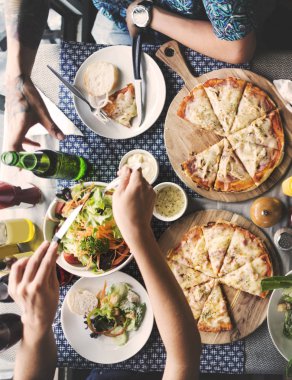 Pizza Yiyen Arkadaşlar