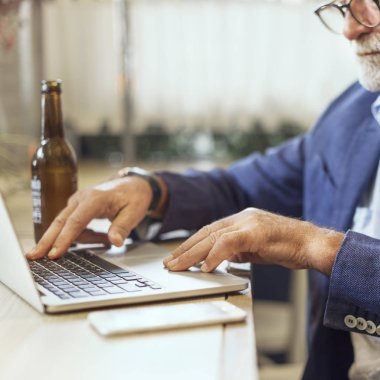 Dizüstü bilgisayarda çalışan adam