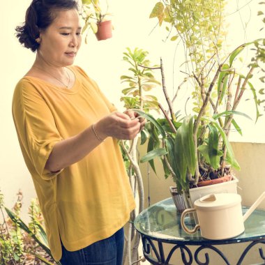 Çiçekli kadın Alone