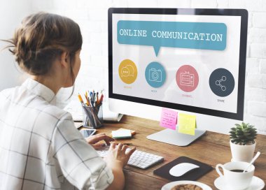 Bilgisayarda Çalışan Kadın 