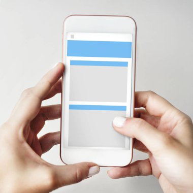 Cep telefonu ellerinde.