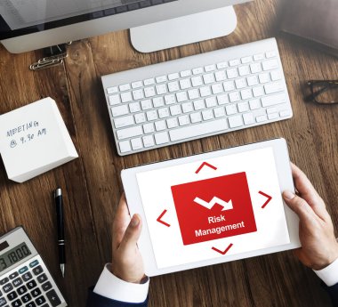 Dijital tablet kullanan işadamı