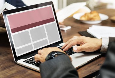 Dizüstü bilgisayarda çalışan iş adamı