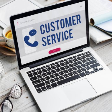 ekranda metin olan dizüstü bilgisayar