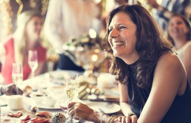 Restoran masada oturan kadın