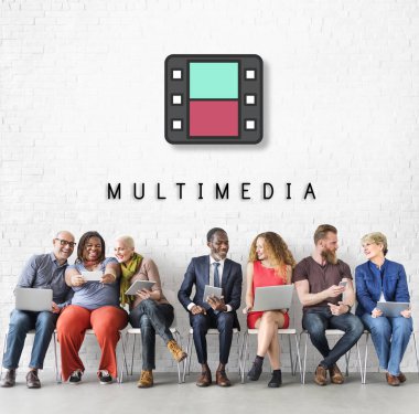 Dijital aygıtlar kullanan insanlar 